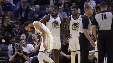 Zlomená ruka připraví hvězdného basketbalistu Stephena Curryho nejméně o tři měsíce NBA.