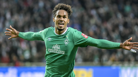 Český obránce Theodor Gebre Selassie se raduje z gólu.