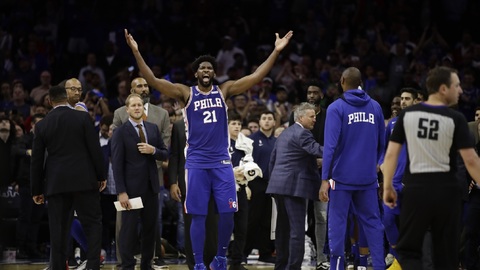 Basketbalisté Philadelphie otočili zápas v Portlandu a jako jediní drží v NBA neporazitelnost i po pěti zápasech.