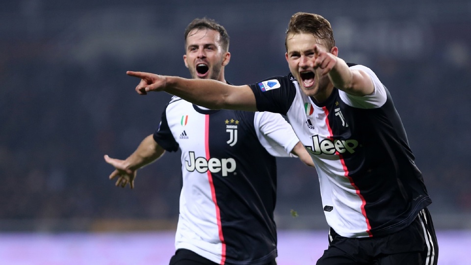 Fotbalista Matthijs de Ligt rozhodl v italské lize prvním gólem v dresu Juventusu městské derby na hřišti FC Turín.