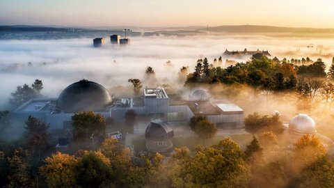 Planetárium v Brně zahalené mlhou. 