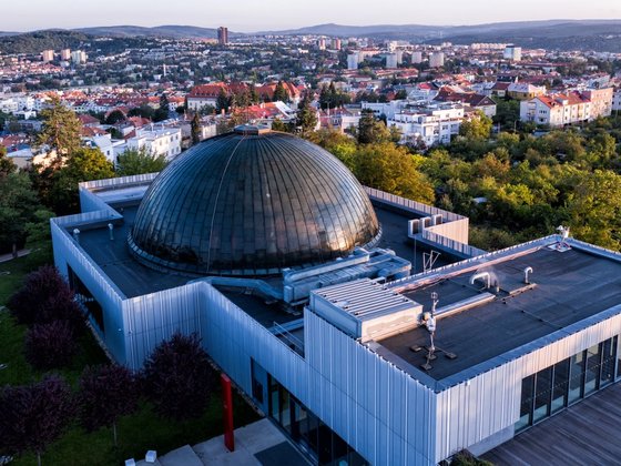 Brněnské planetárium v létě. 