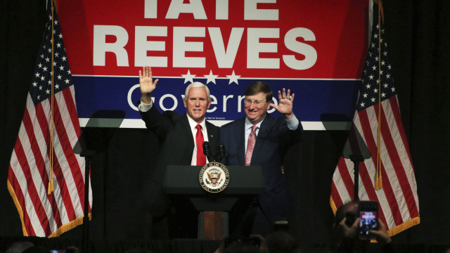 Viceprezident Mike Pence (vlevo) a kandidát na funkci guvernéra Mississippi Tate Reeves.