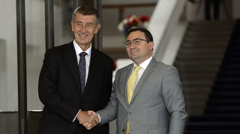 Kyperský tajemník rady ministrů Theodosis Tsiolas (vpravo) se přivítal  s českým premiérem Andrejem Babišem na summitu skupiny Přátel koheze za účasti zástupců 16 členských států EU.