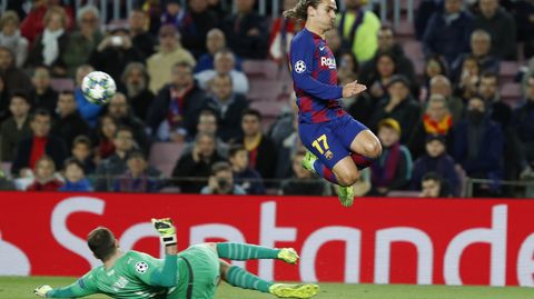 Ondřej Kolář zasahuje proti barcelonskému Griezmannovi.