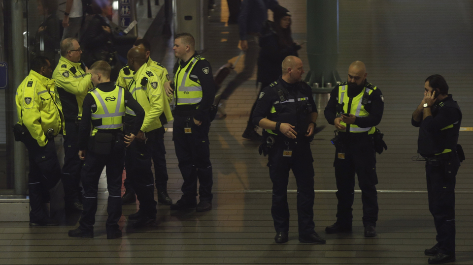 Holandská policie na letišti v Amsterodamu.