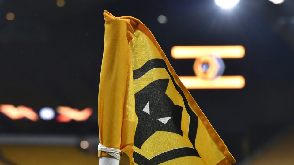 Po těžkém otřesu mozku strávil fotbalista Slovanu Bratislava Kenan Bajrič v nemocnici v Anglii jen několik hodin a po propuštění se vrátil v pátek na Slovensko.