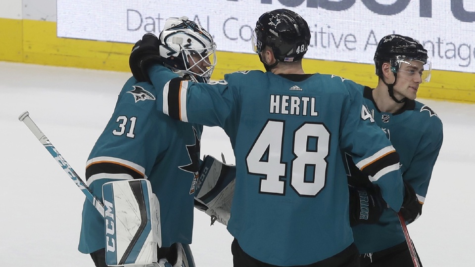 Útočník Tomáš Hertl přispěl v NHL vyrovnávacím gólem k vítězství San Jose 2:1 po nájezdech nad Nashvillem.