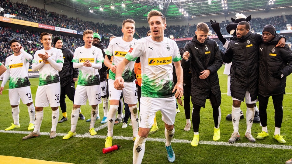 Fotbalisté Mönchengladbachu porazili Brémy 3:1 a po 11. kole německé ligy mají v čele tabulky už čtyřbodový náskok před druhým Lipskem. 