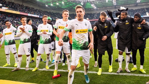 Fotbalisté Mönchengladbachu porazili Brémy 3:1 a po 11. kole německé ligy mají v čele tabulky už čtyřbodový náskok před druhým Lipskem. 