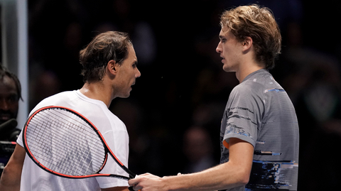 Rafael Nadal (vlevo) gratuluje u sítě Sašovi Zverevovi k výhře.