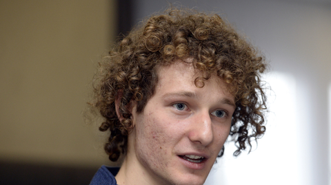 Záložník Alex Král hovoří s novináři na srazu české fotbalové reprezentace.