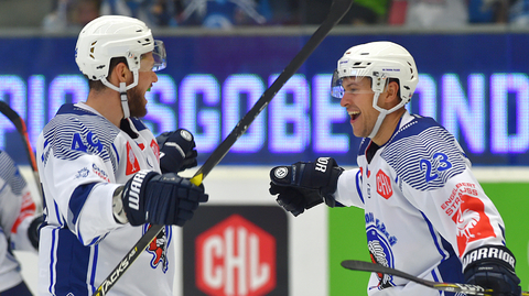 Plzeňští Vojtěch Budík (vlevo) a střelec Petr Straka se radují z gólu proti Hämeenlinně.