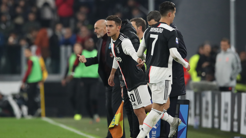 Cristiano Ronaldo z Juventusu přepouští místo na hrací ploše parťákovi Paulo Dybalovi.