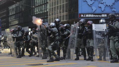 Hongkongská policie rozhání demonstranty slzným plynem.