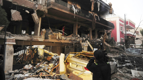 Škody po izraelských raketách v Damašku v Sýrii. 