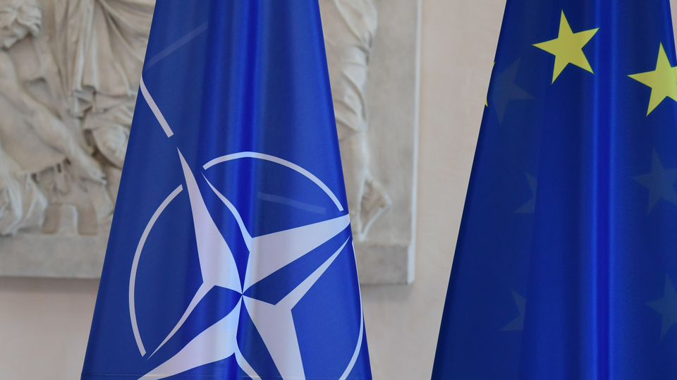 Vlajky NATO a Evropské unie. 