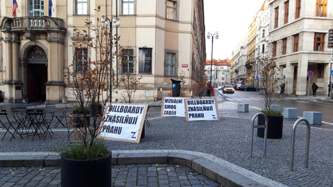 Před magistrátem se objevily nápisy proti vizuálnímu smogu - billboardům.
