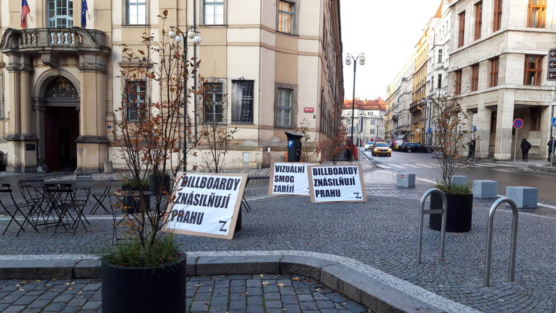 Před magistrátem se objevily nápisy proti vizuálnímu smogu - billboardům.
