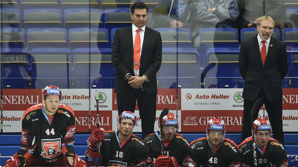Za hráči Hradce stojí trenéři Vladimír Růžička (vlevo) a Tomáš Martinec.