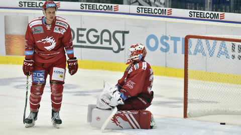 Vpravo brankář Třince Patrik Bartošák a vlevo jeho spoluhráč Guntis Galvinš.