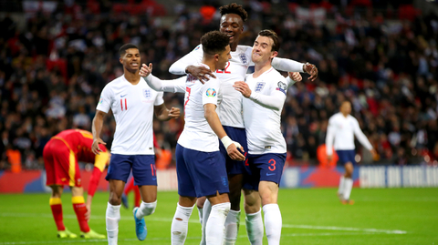 Radost fotbalistů Anglie po gólu Černé Hoře.