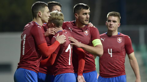 Hráči České republiky se radují z gólu.