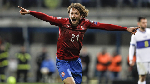 Alex Král slaví gól do sítě Kosova.