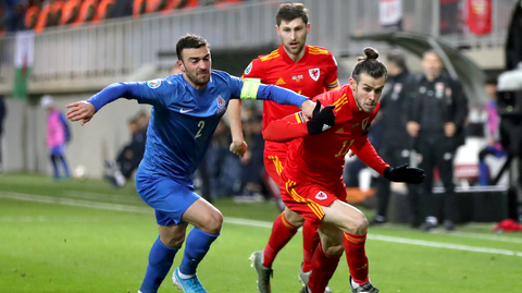 Gareth Bale (vpravo) při snaze ohrozit branku Ázerbájdžánu.
