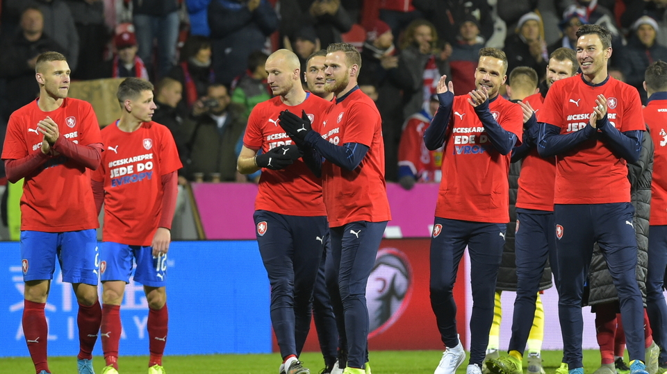 Hráči ČR se radují z výhry proti Kosovu.