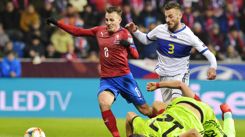 Zleva Vladimír Darida, brankář Kosova Arijanet Murić a Fidan Aliti z Kosova.