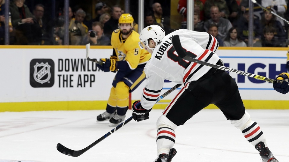 Čeští útočníci Dominik Kubalík a David Kämpf pomohli v sobotním programu NHL gólem Chicagu k vysoké výhře na ledě Nashvillu.