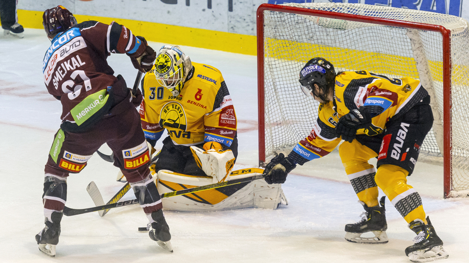 leva Jiří Smejkal ze Sparty, brankář Litvínova David Honzík a Marek Baránek z Litvínova.