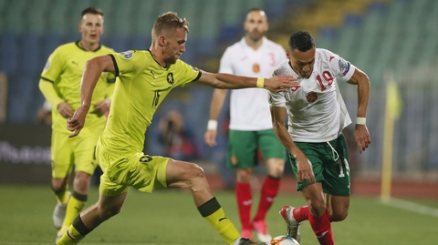 Tomáš Souček (vlevo) se snaží zachytit pronikajícího Marcelinha.