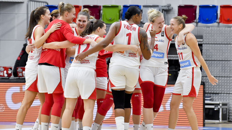 České hráčky se radují z vítězství. Zcela vpravo je Kateřina Elhotová.