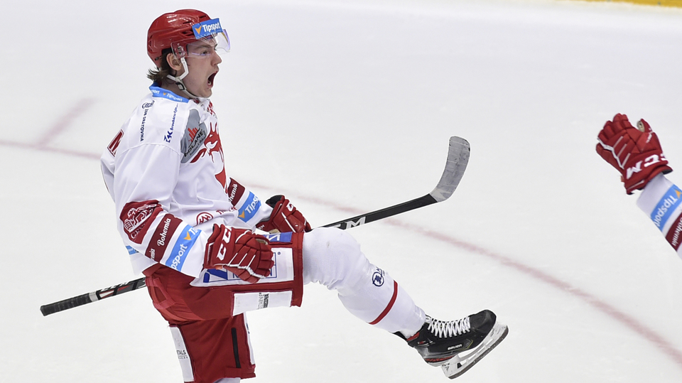 Třinecký hráč Michal Kovařčík se raduje z gólu.