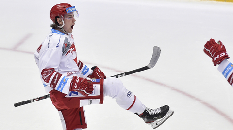 Třinecký hráč Michal Kovařčík se raduje z gólu.