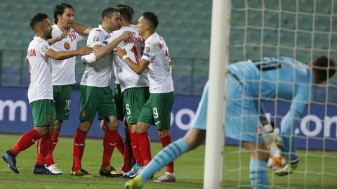 Ondřej Kolář (vpravo) vytahuje míč z branky.