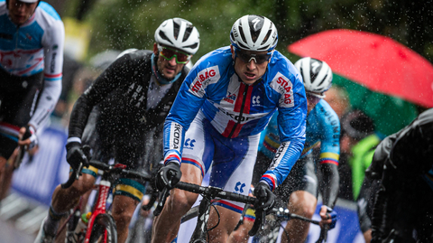 Český cyklista Petr Vakoč na trati hromadného závodu na mistrovství světa v silniční cyklistice v britském Yorkshiru.