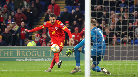 Aaron Ramsey dává gól v utkání s Maďarskem.