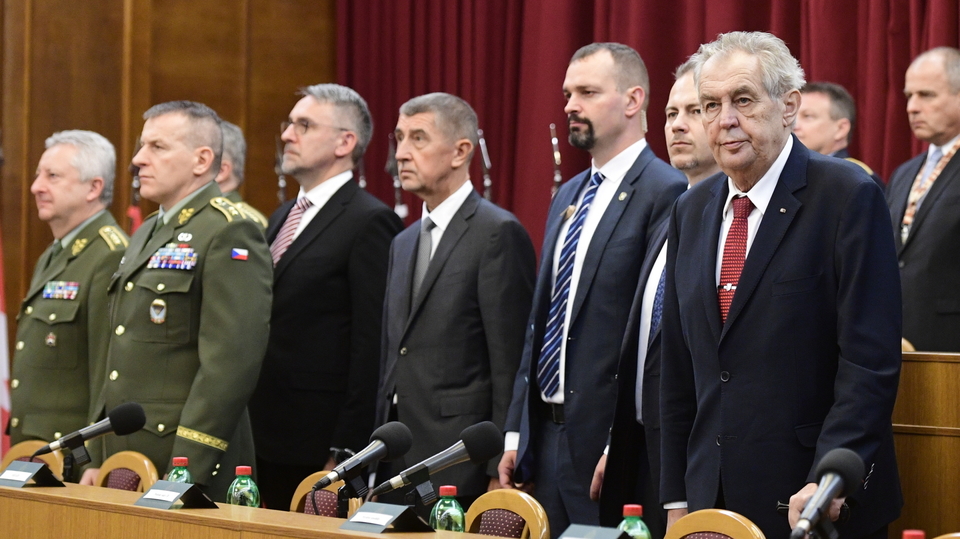Vpravo prezident Miloš Zeman, třetí zleva ministr obrany Lubomír Metnar a čtvrtý zleva premiér Andrej Babiš. 
