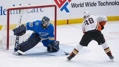 Derek Grant při jednom z gólů proti St. Louis.
