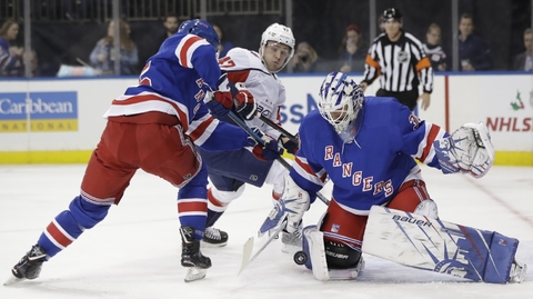 Zleva Libor Hájek (New York Rangers), Beck Malenstyn (Washington), Henrik Lundqvist (New York Rangers).