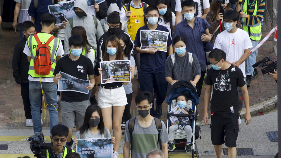 V Hongkongu protestovaly rodiny proti používání slzného plynu.