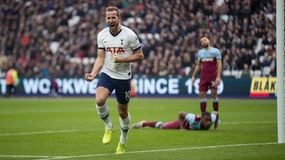 Harry Kane z Tottenhamu slaví gól do sítě West Hamu.