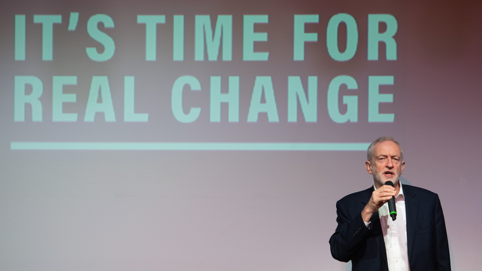 Corbyn na mítinku u skladu Amazonu kritizoval nadnárodní firmy.