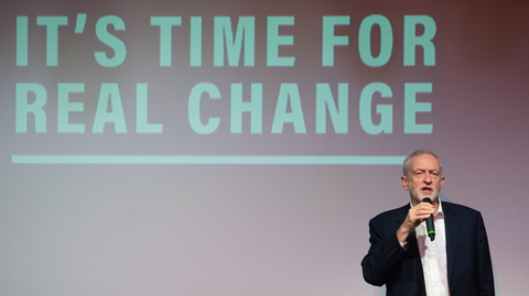 Corbyn na mítinku u skladu Amazonu kritizoval nadnárodní firmy.