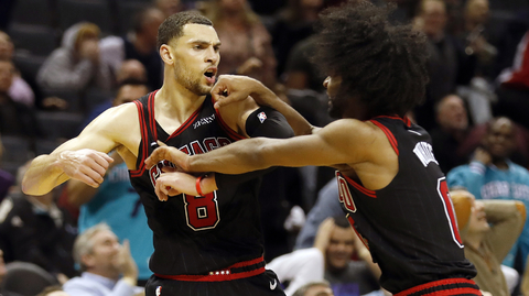 Hráči Chicaga slaví vítězství v Charlotte