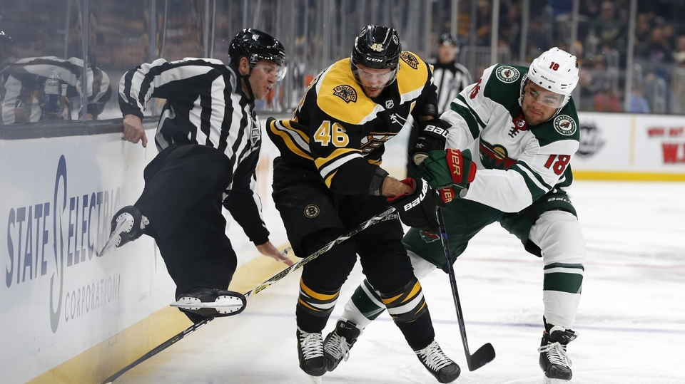 David Krejčí v souboji o puk.