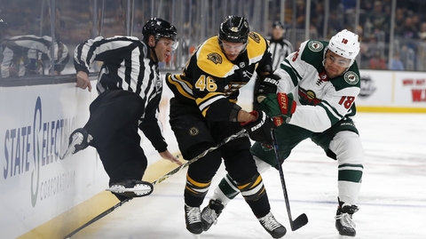 David Krejčí v souboji o puk.